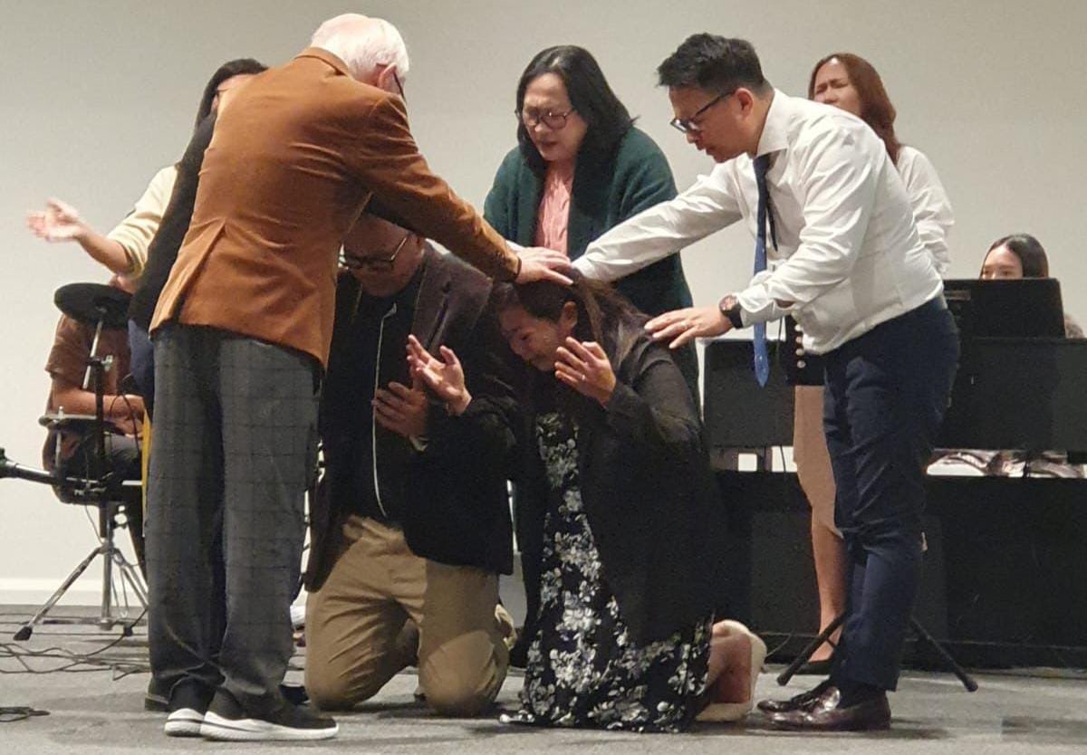 Ketua Majelis Daerah GPdI Australia, Ps. Max Meiruntu melantik dan mendoakan Pdt Orlando Schramm sebagai gembala jemaat GPdI Cobram, Victoria.