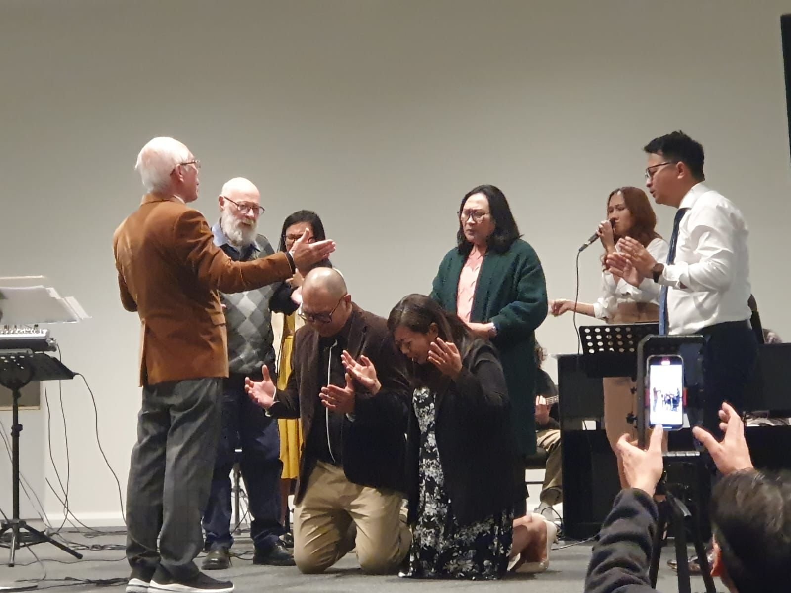 Ketua Majelis Daerah Gereja Pantekosta di Indonesia (GPdI) Australia, Ps. Max Meiruntu, memimpin acara pentahbisan GPdI Cobram yang meriah pada Jumat malam, 24 Mei 2024. Acara ini menandai momen penting bagi jemaat GPdI di wilayah Cobram sekaligus menyambut Pdt. Orlando Schramm sebagai gembala jemaat yang baru di gereja tersebut.